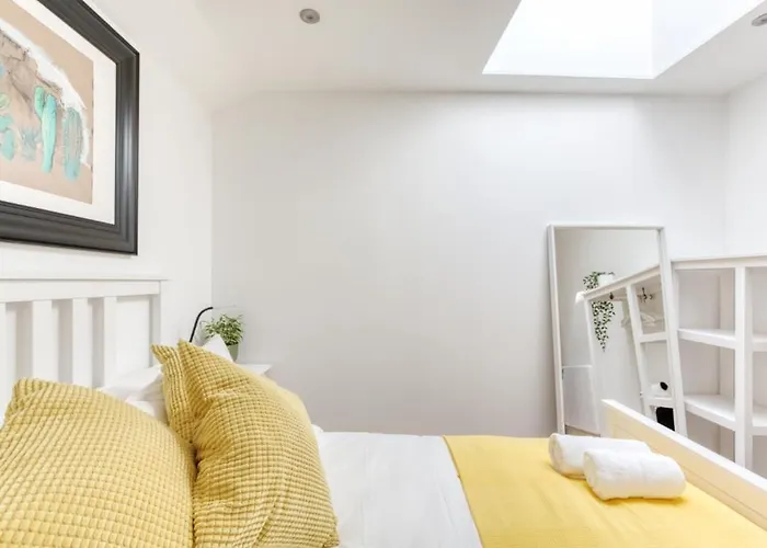 Bright 3 Bed Flat With Pool & Parking *