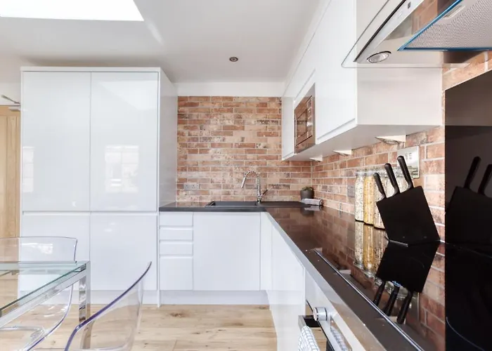 Lejlighed Bright 3 Bed Flat With Pool & Parking