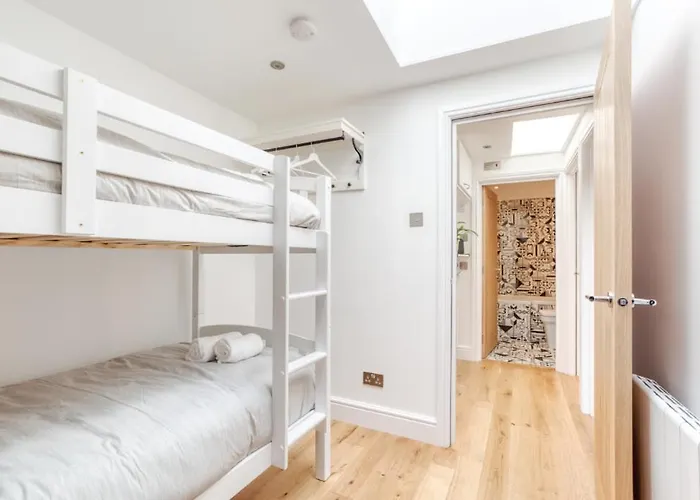 Bright 3 Bed Flat With Pool & Parking